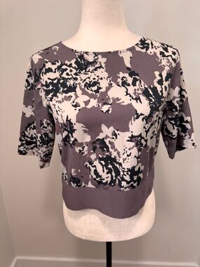 Banana Republic Gray and White Short-Sleeve Floral Tee
